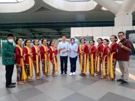 TAYUB KALURAHAN BUDAYA TAMBAKROMO UNJUK GELAR DI BANDARA NYIA